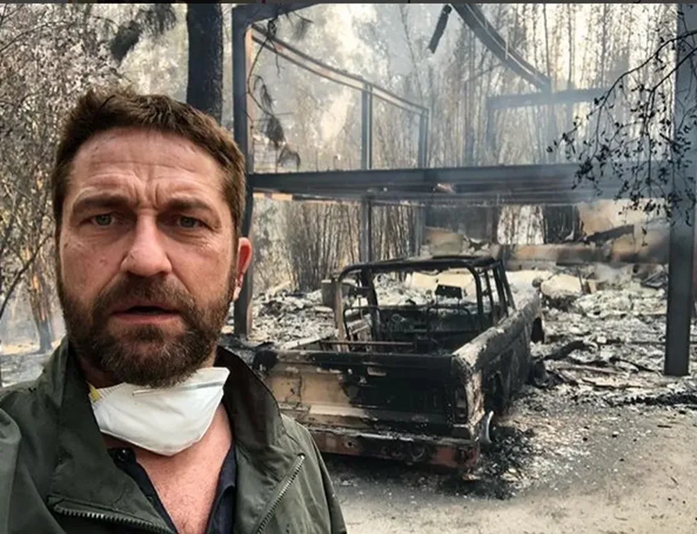 Selfie de Gerald Butler mostrando cómo quedó su casa