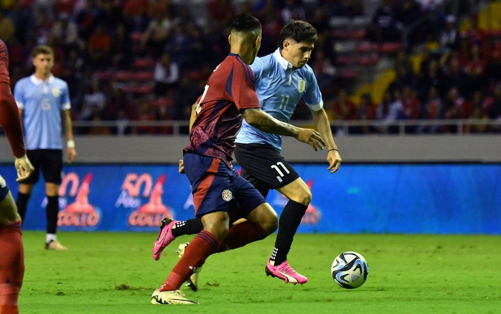 Orlando Gallo de Costa Rica marca a Leandro Suhr de la selección de Uruguay