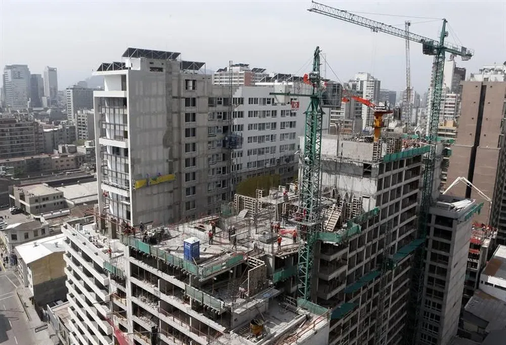 Chile- Hombres trabajando en un nuevo edificio en construcción, en el centro de Santiago