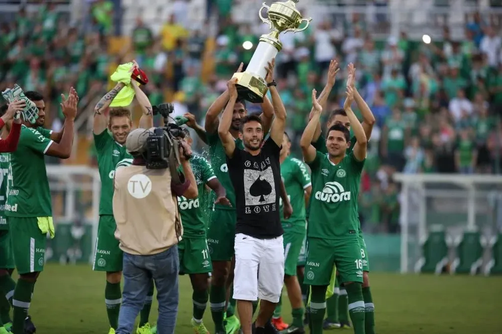 Los futbolistas de Chapecoense con el trofeo