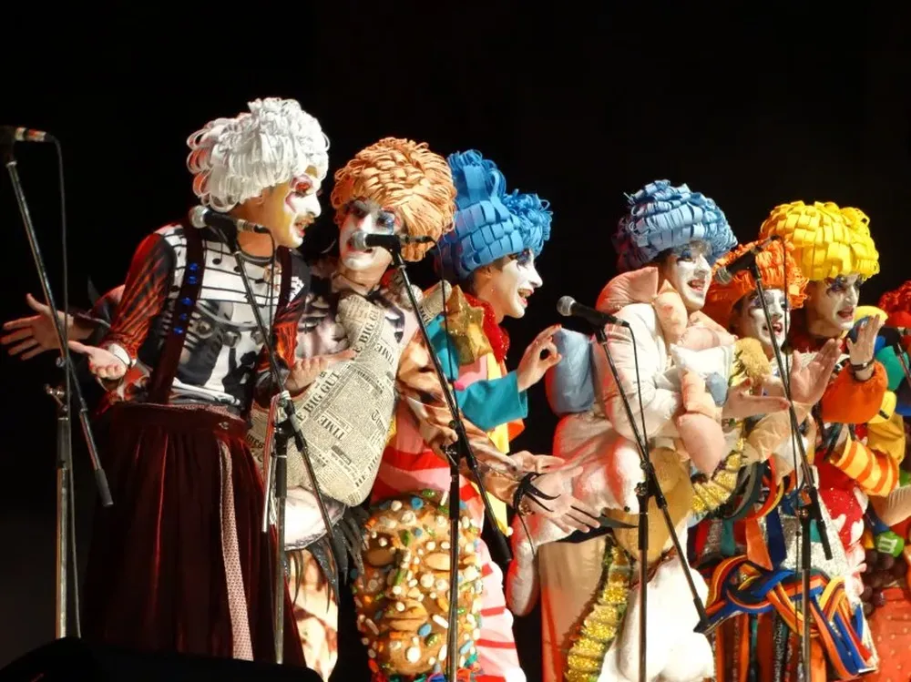 La murga Cayó la Cabra durante su presentación en el Teatro de Verano.