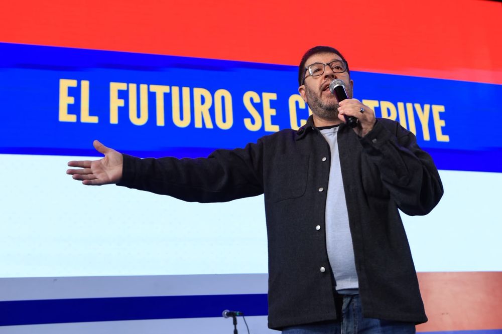 Fernando Pereira durante su discurso luego de haber sido reelecto como presidente del Frente Amplio