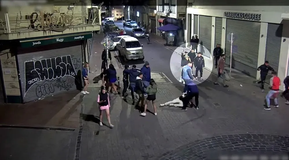 Las imágenes muestran al hombre disparando en medio de la trifulca