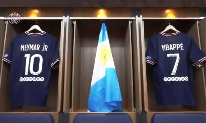 La bandera argentina en el vestuario de PSG tras la llegada de Lionel Messi