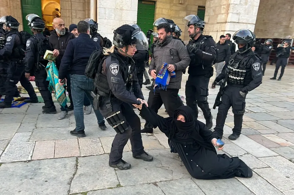 Los incidentes estallaron luego de que agentes de la Policía israelí entraran en Al Aqsa, tercer lugar más sagrado del Islam