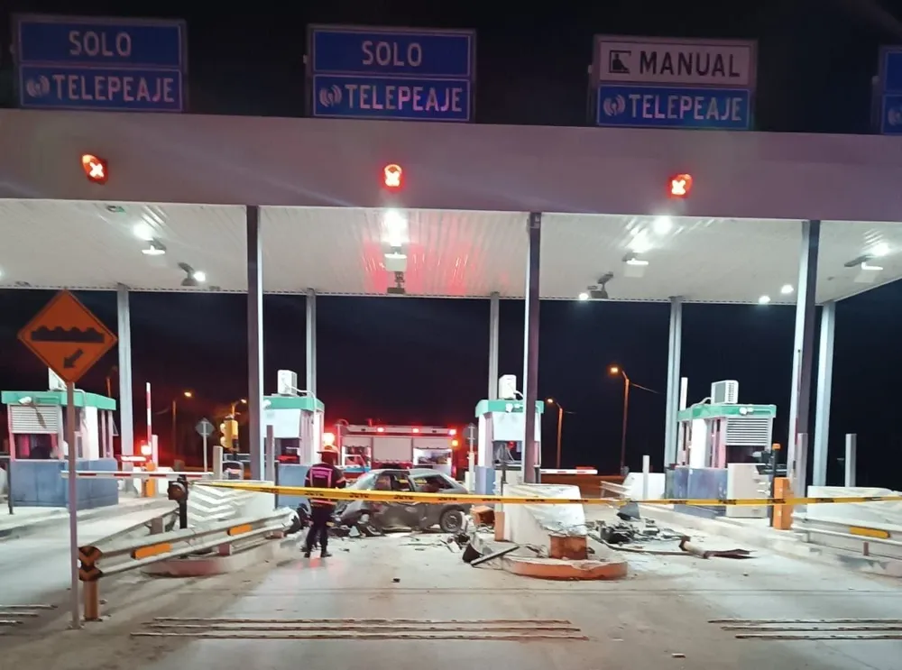Así terminó el auto en el que iban Natalia Lagos y su expareja, en medio del peaje de Soca
