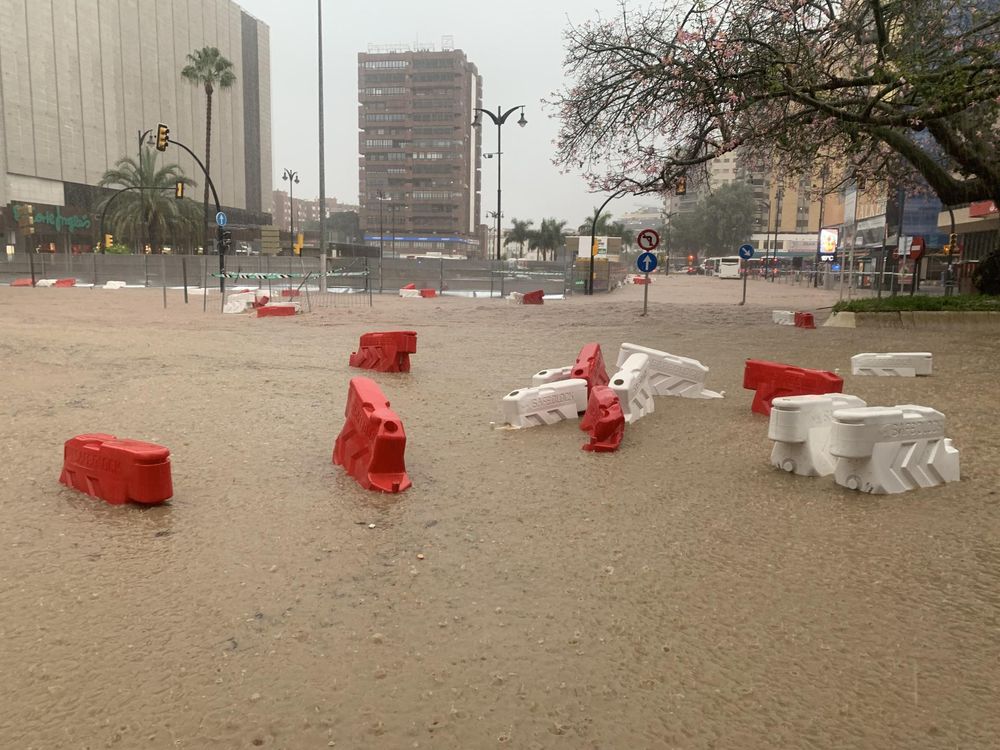 Las fuertes trombas de agua y granizo que se registran este miércoles en Málaga dejaron inundaciones. EFE