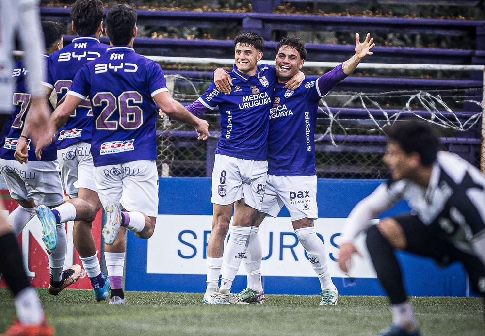 Los jugadores de Defensor Sporting celebran ante Danubio por el Torneo Clausura
