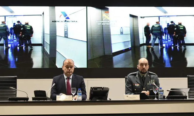 El teniente coronel de la UCO Antonio Balas (derecha), en rueda de prensa. EFE