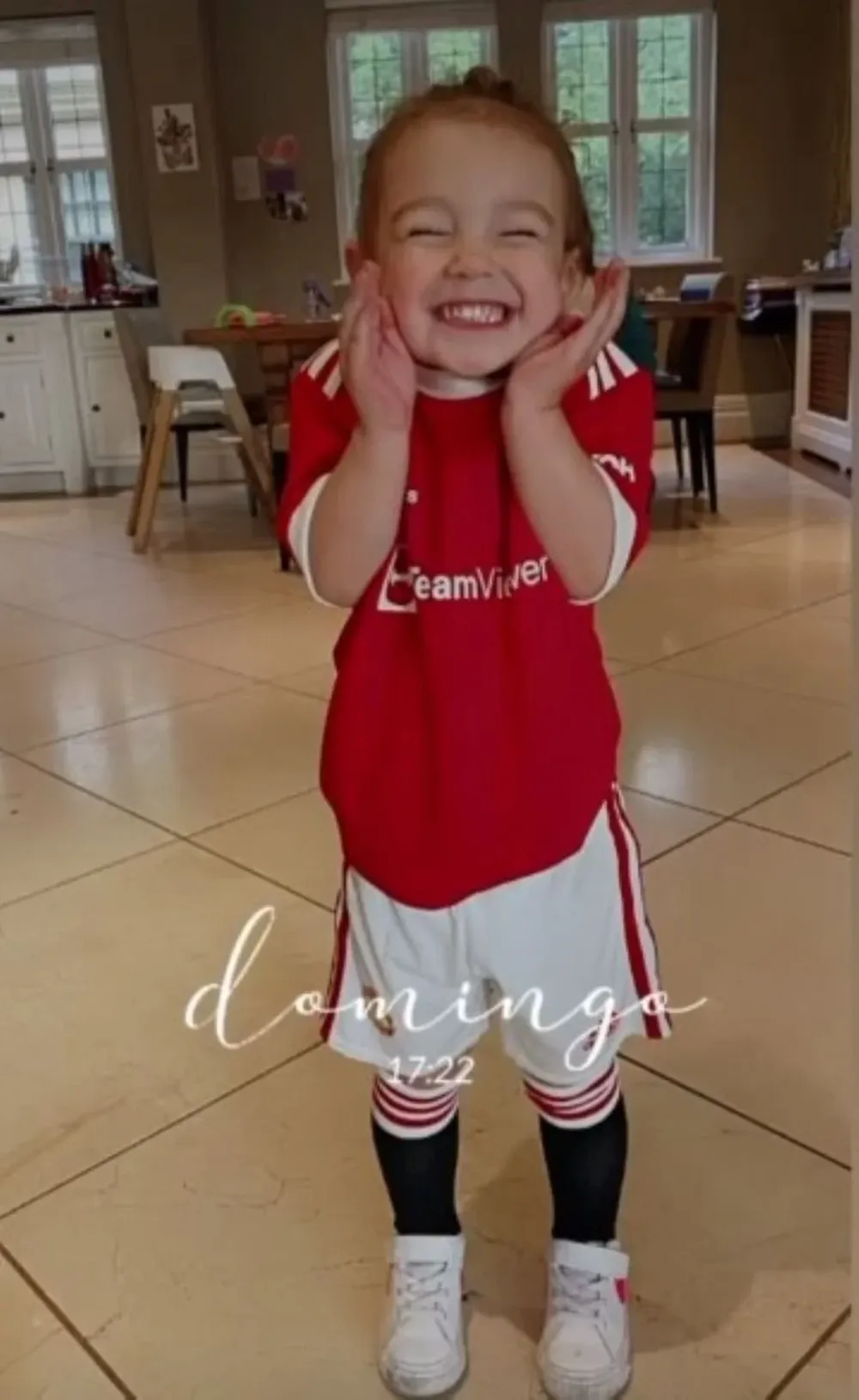 Cavani aprende inglés con su hija India