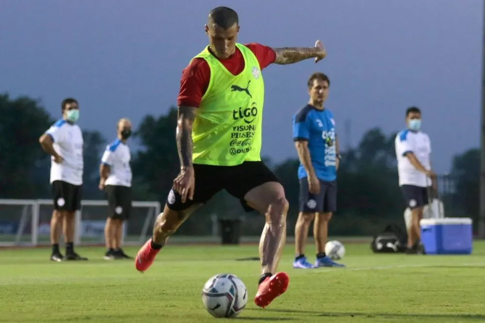Barros Schelotto inició el domingo los entrenamientos de Paraguay
