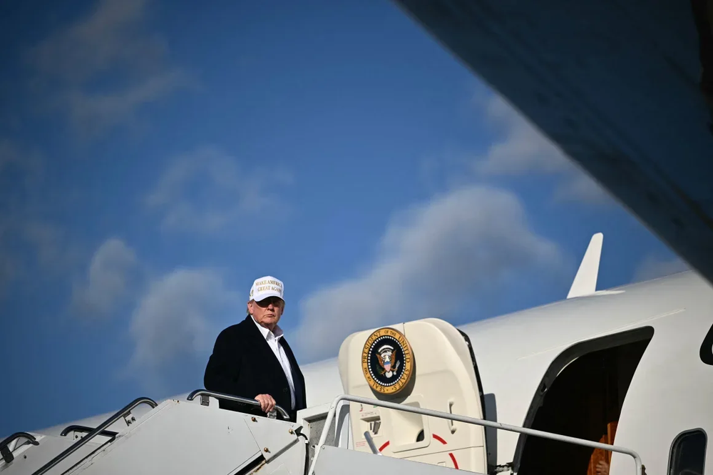 El presidente de Estados Unidos, Donald Trump, aborda el Air Force One.