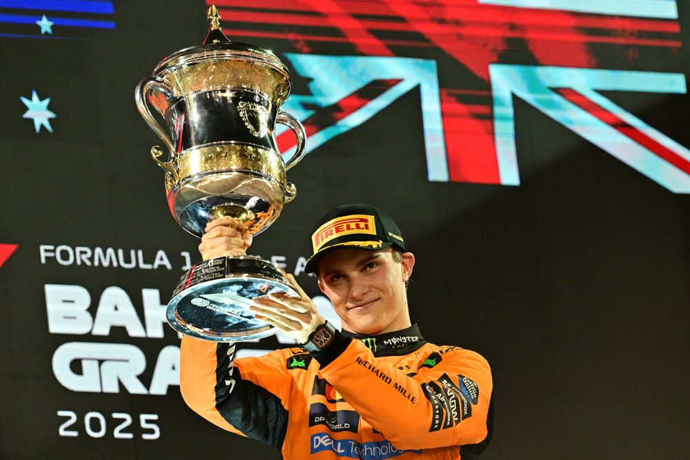 Oscar Piastri celebra el triunfo en el Gran Premio de Baréin de 2025 Oscar Piastri celebra el triunfo en el Gran Premio de Baréin de 2025