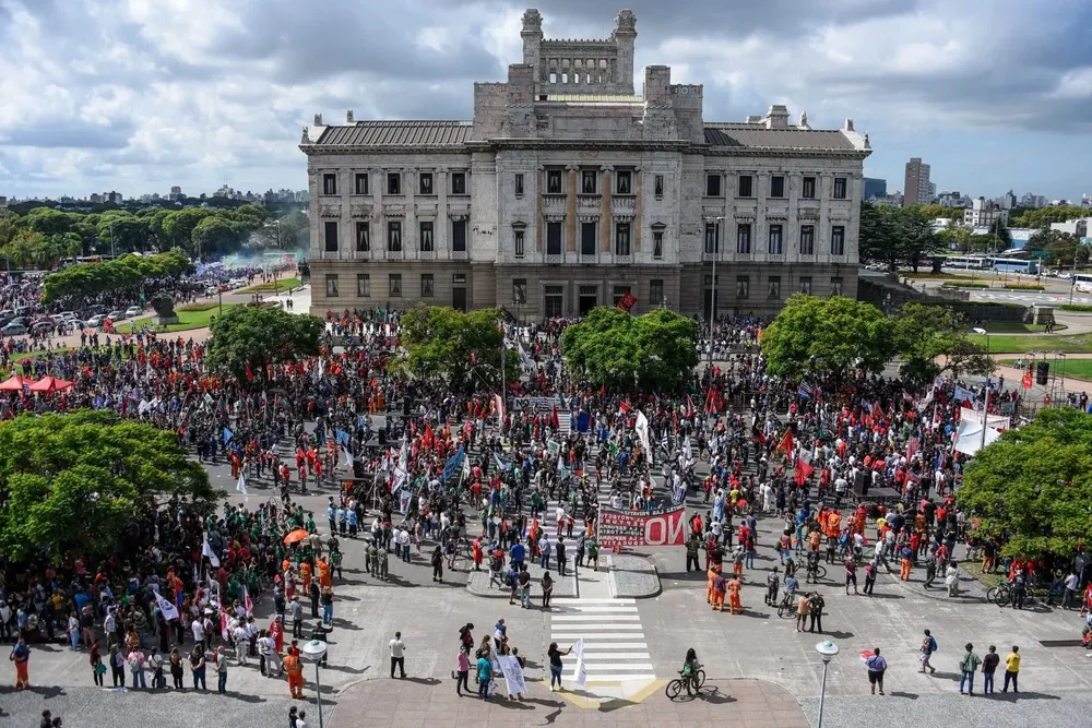 Palacio Legislativo durante una movilización del PIT-CNT, archivo.