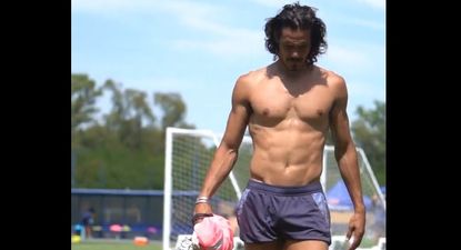 ¿te gusto, o no?: el golazo de edinson cavani en la practica de boca, descalzo y desde un angulo muy cerrado
