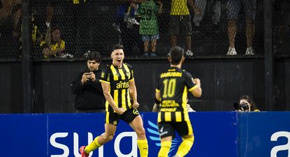Gastón Togni celebra su primer gol con la camiseta de Peñarol