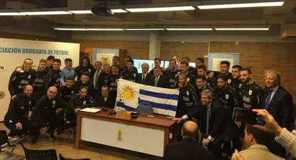 Vázquez le entregó el pabellón a los jugadores