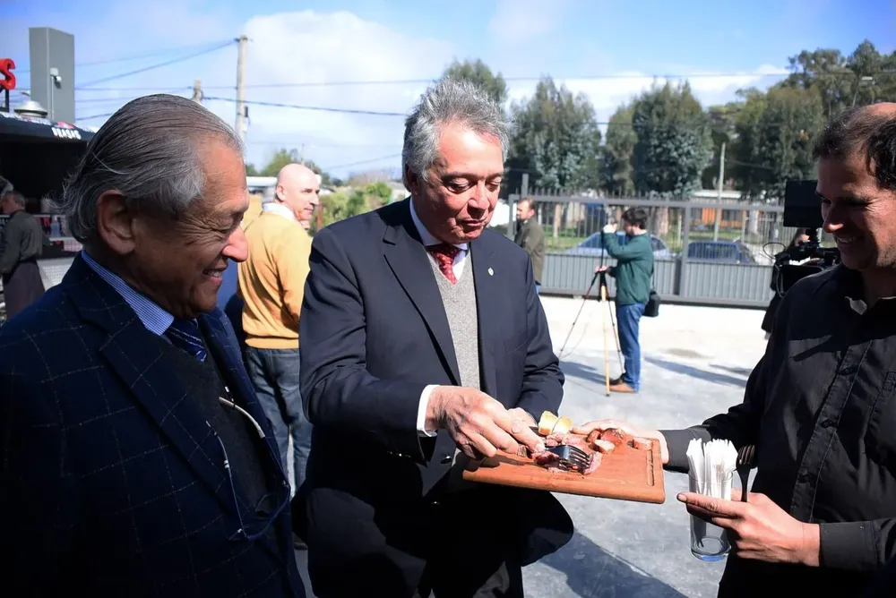 El ministro Mattos probó el asado brasileño sin hueso.