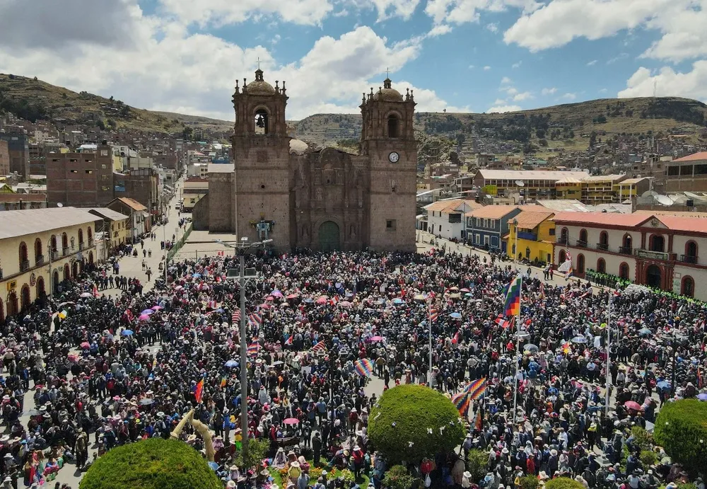 Cientos de manifestantes se reúnen en la plaza central de Puno, al sur de Perú, en apoyo al expresidente Pedro Castillo