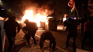 Manifestantes en Barcelona toman piedras y ladrillos para enfrentar la policía en protesta por la detención del rapero Pablo Hasél