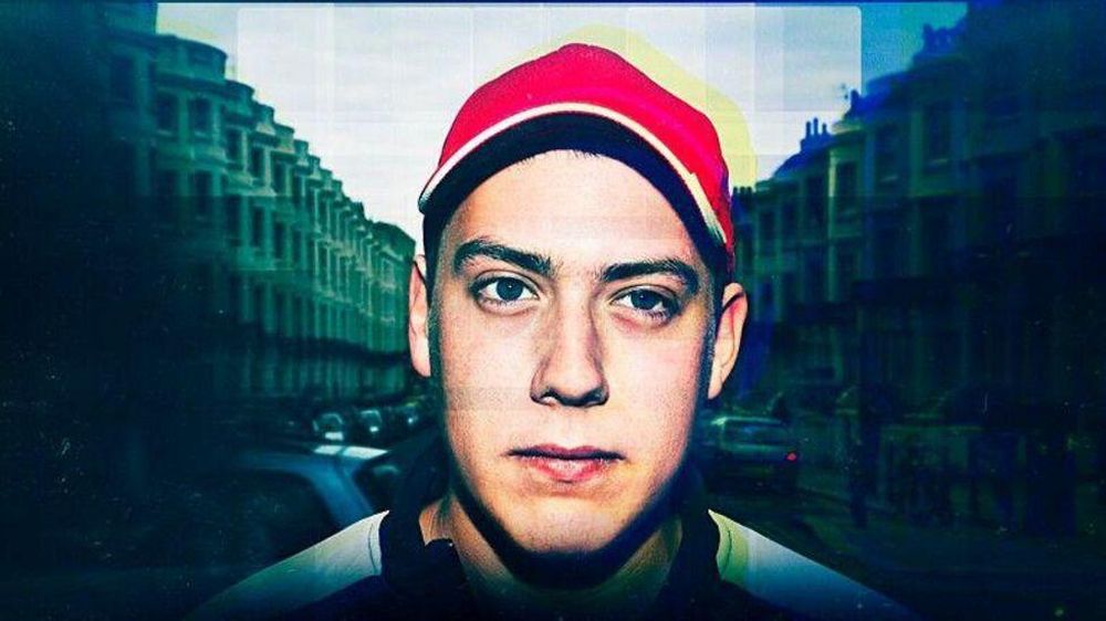 Elliot Castro tenía 16 años cuando estafó por primera vez a alguien para obtener sus datos bancarios.