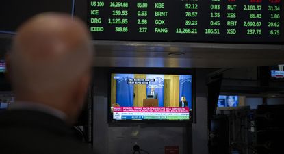 Una estación de televisión transmite en el piso de la Bolsa de Valores de Nueva York el discurso de Jerome Powell.&nbsp; &nbsp;