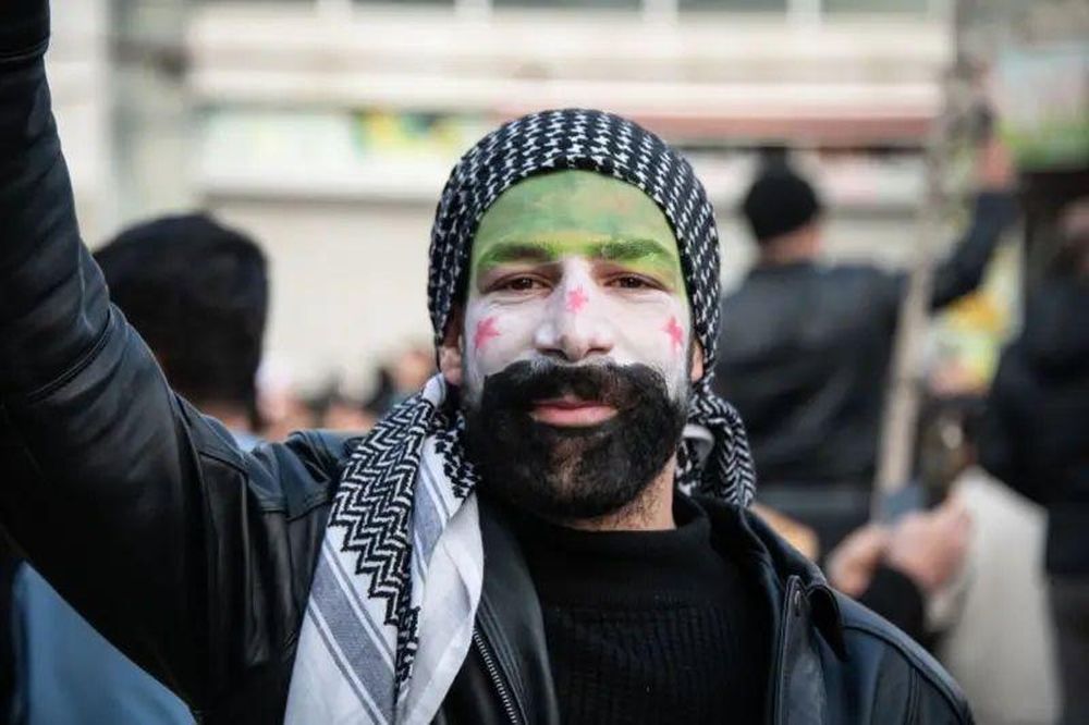 Un refugiado sirio celebra en Ankara, Turquía