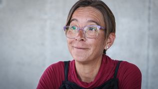 Pasó de ser referente en Ciencia Política a sentirse prisionera en una institución de salud mental, ahora empieza su nueva vida emprendiendo con las manos en la tierra