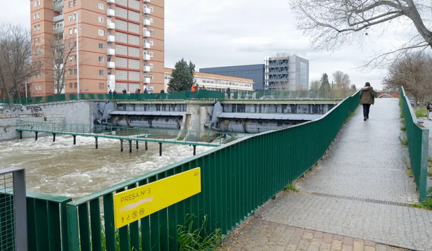 El río Manzanares, en riesgo de inundaciones en Madrid.