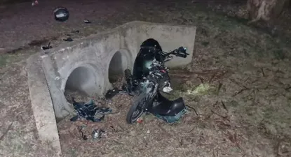 joven en moto se desvio de la ruta, choco contra alcantarillado y murio