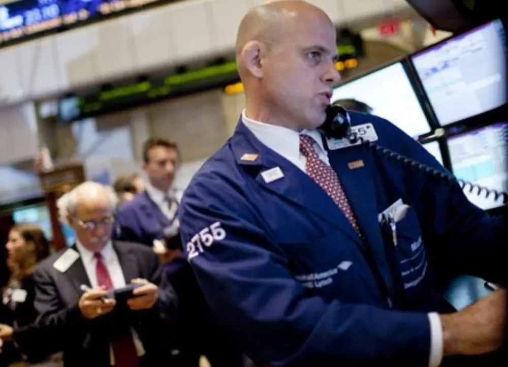 El mercado bursátil abre la semana con pesimismo por la escalada del conflicto en Rusia.