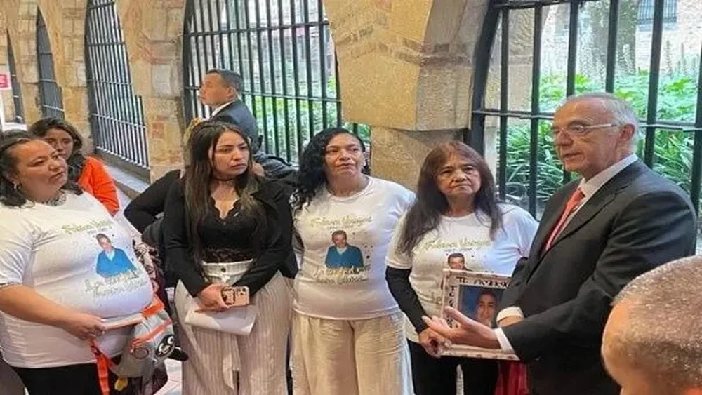 El pedido de excusas se llevará a cabo en la Plaza de Bolívar este martes y contará con la presencia de familiares de las víctimas.