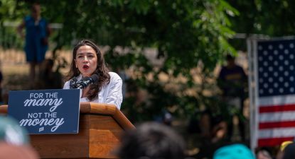 Desafiada por un banquero de Wall Street, la latina Ocasio-Cortez es favorita en las primarias de Nueva York