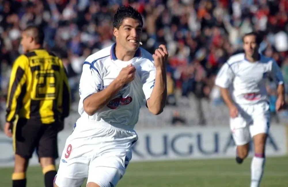 El festejo de Suárez de su único gol oficial contra Peñarol