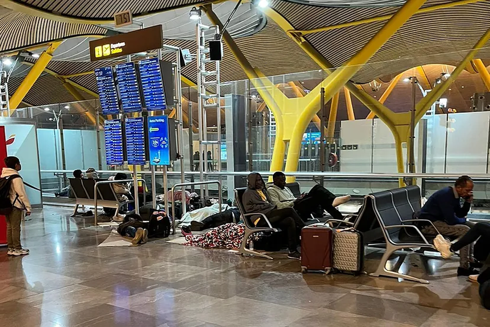 Personas durmiendo en el Aeropuerto de Barajas, Madrid, España.&nbsp;