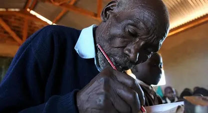La inspiradora historia del hombre que empezó la escuela primaria a los 84 años de edad