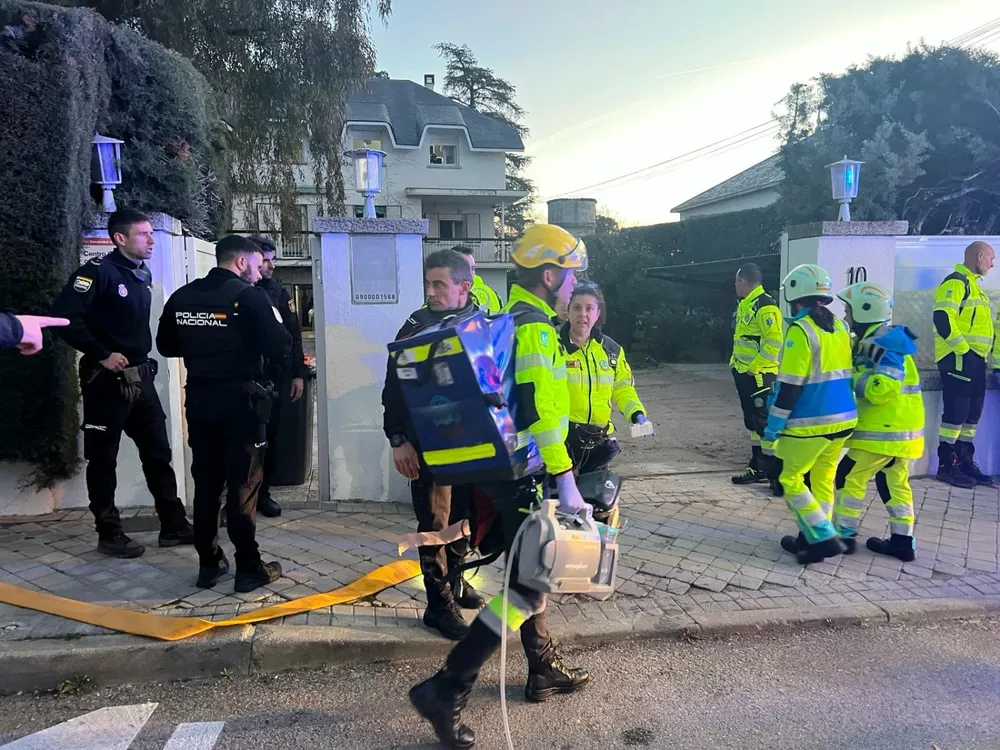 Dos mujeres han fallecido y otra permanece en estado crítico en un incendio registrado este domingo en una residencia de ancianos en el distrito madrileño de Aravaca, ha informado Emergencias Madrid.