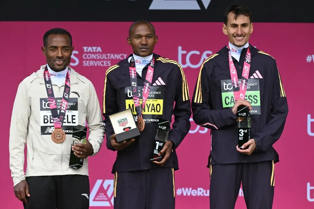 Kenenisa Bekele, Alexander Mutiso y Emile Cairess en el podio de Londres