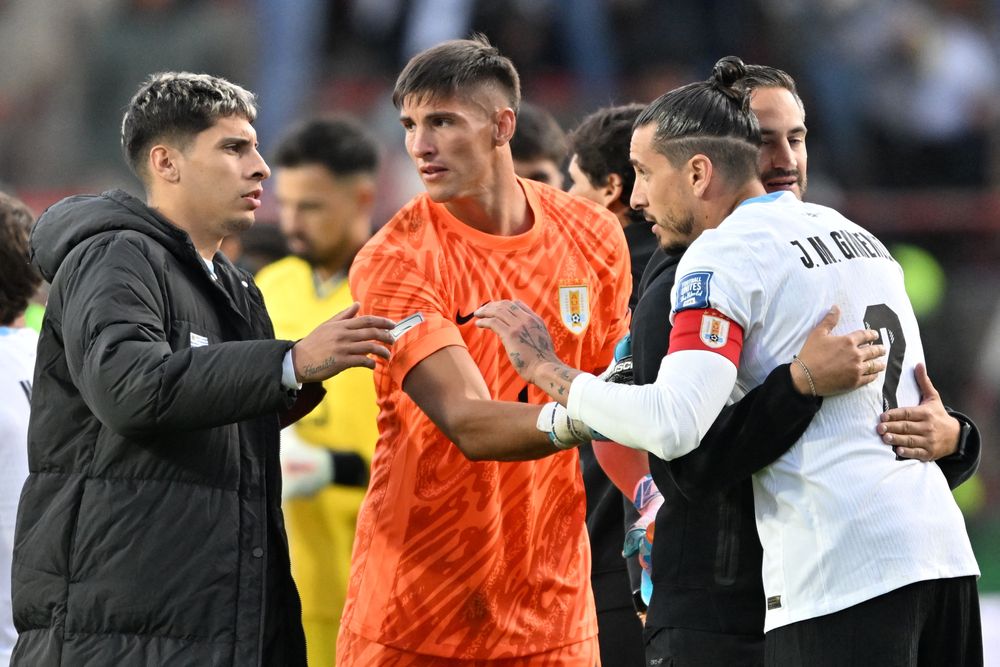 Mathías Olivera, Sergio Rochet y José María Giménez de Uruguay celebran el empate en la altura de La Paz ante Bolivia por Eliminatorias