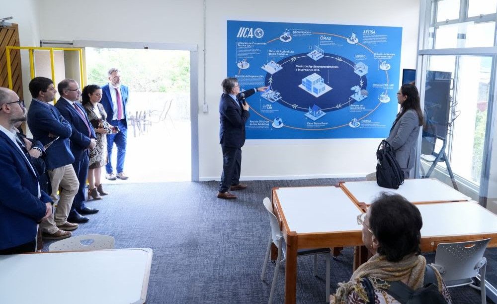 IICA: su&nbsp;Director General, Manuel Otero, mencionó que el Centro viene a integrarse a otras acciones impulsadas por el Instituto bajo su iniciativa IICA de Puertas Abiertas, que fomenta&nbsp;la conciencia sobre el futuro, la innovación y transformación de la agricultura de las Américas.