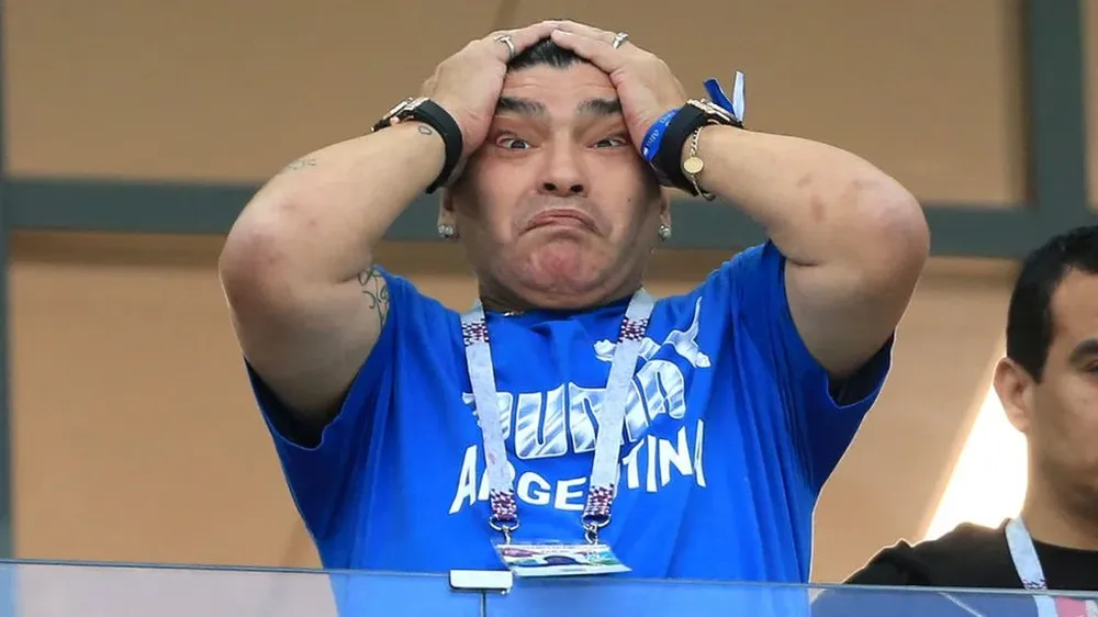 El astro argentino Diego Maradona no puede creer la derrota del seleccionado de fútbol frente a Croacia.