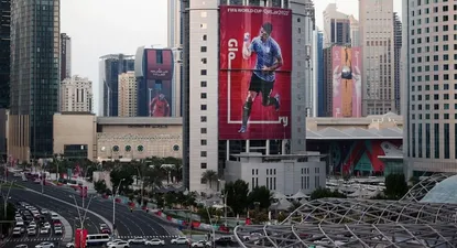 Una imagen de Luis Suárez de Uruguay se muestra en un edificio en Doha.