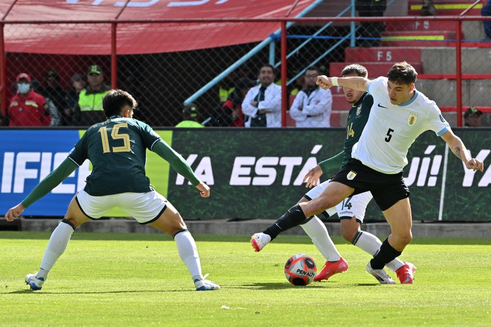 Manuel Ugarte de Uruguay ante Gabriel Villamil de Bolivia por Eliminatorias