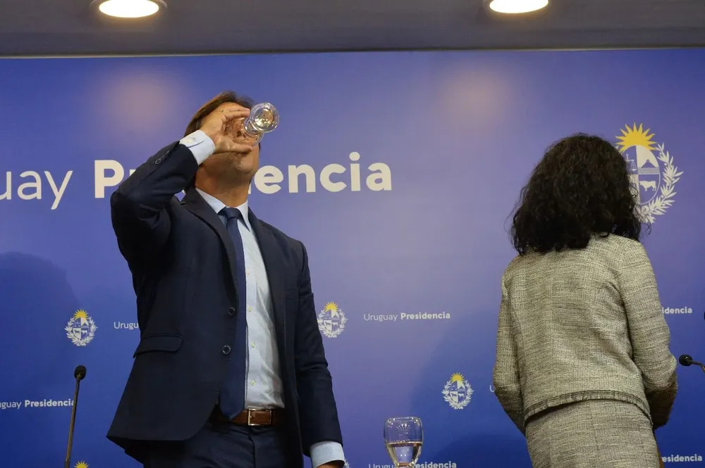Lacalle Pou tomando agua durante una rueda de prensa