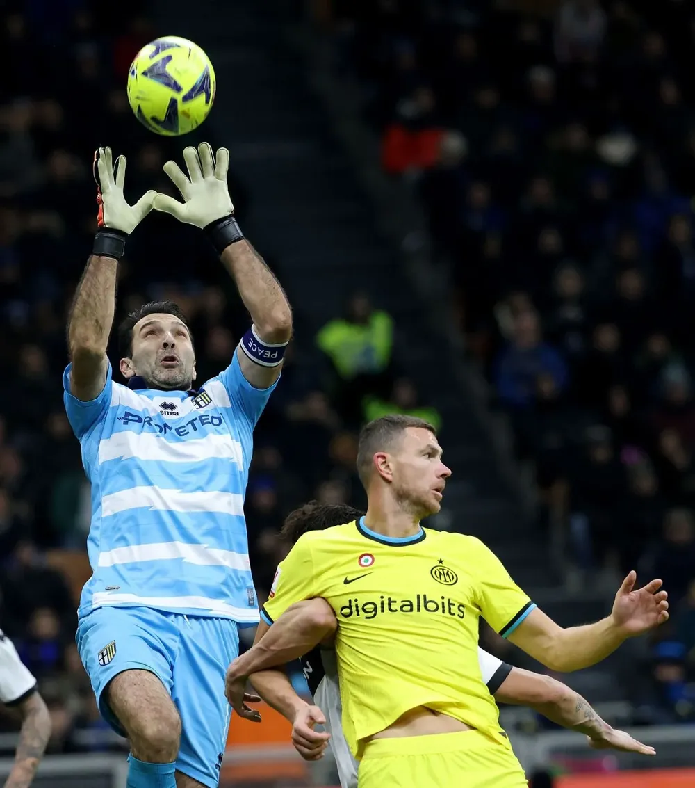 La vigencia de Buffon ante el intento de Dzeko