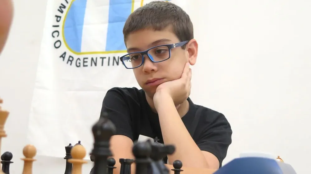 Faustino Oro, el argentino de 10 años que derrotó al mejor jugador de ajedrez del mundo