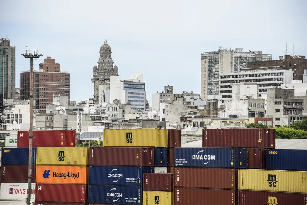 Contenedores en puerto de Montevideo.