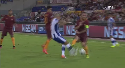 La patada que recibió Maxi Pereira