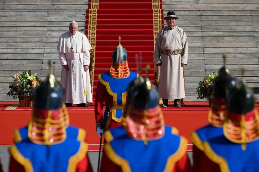 El presidente mongol, Ukhnaagin Khurelsukh, derecha, y el Papa Francisco, reunidos frente al edificio gubernamental Saaral Ordon en la plaza Sukhbaatar en Ulán Bator
