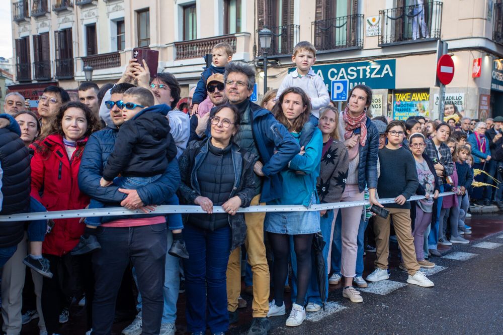 Ciudadanía en calle peatonalizada con motivo de procesión de Semana Santa.